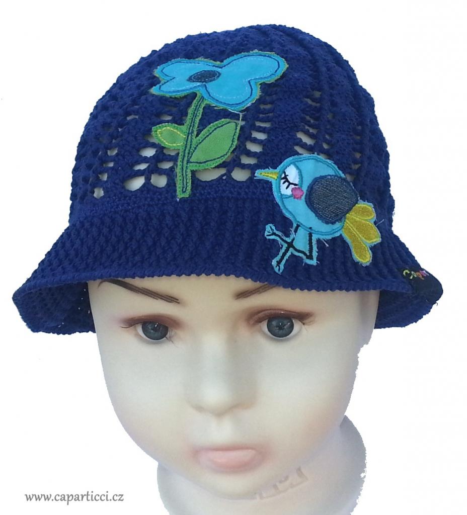 klobouček s kytkou a ptáčkem